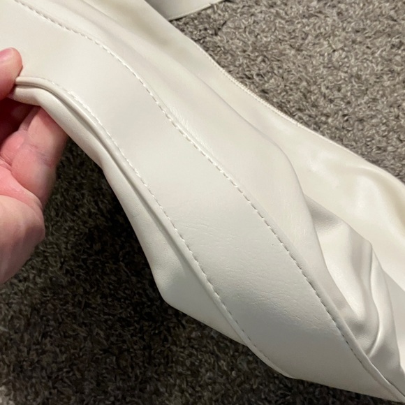 Shoulder Bag with gold tone hardware - Picture 6 of 11